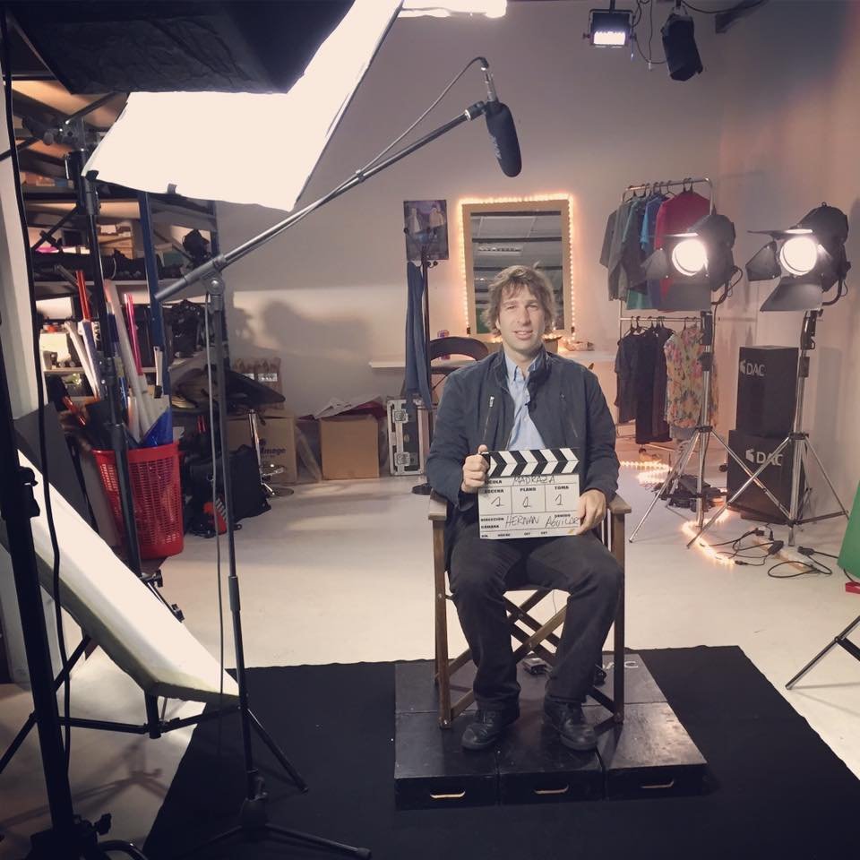 Hernán Aguilar directing on set